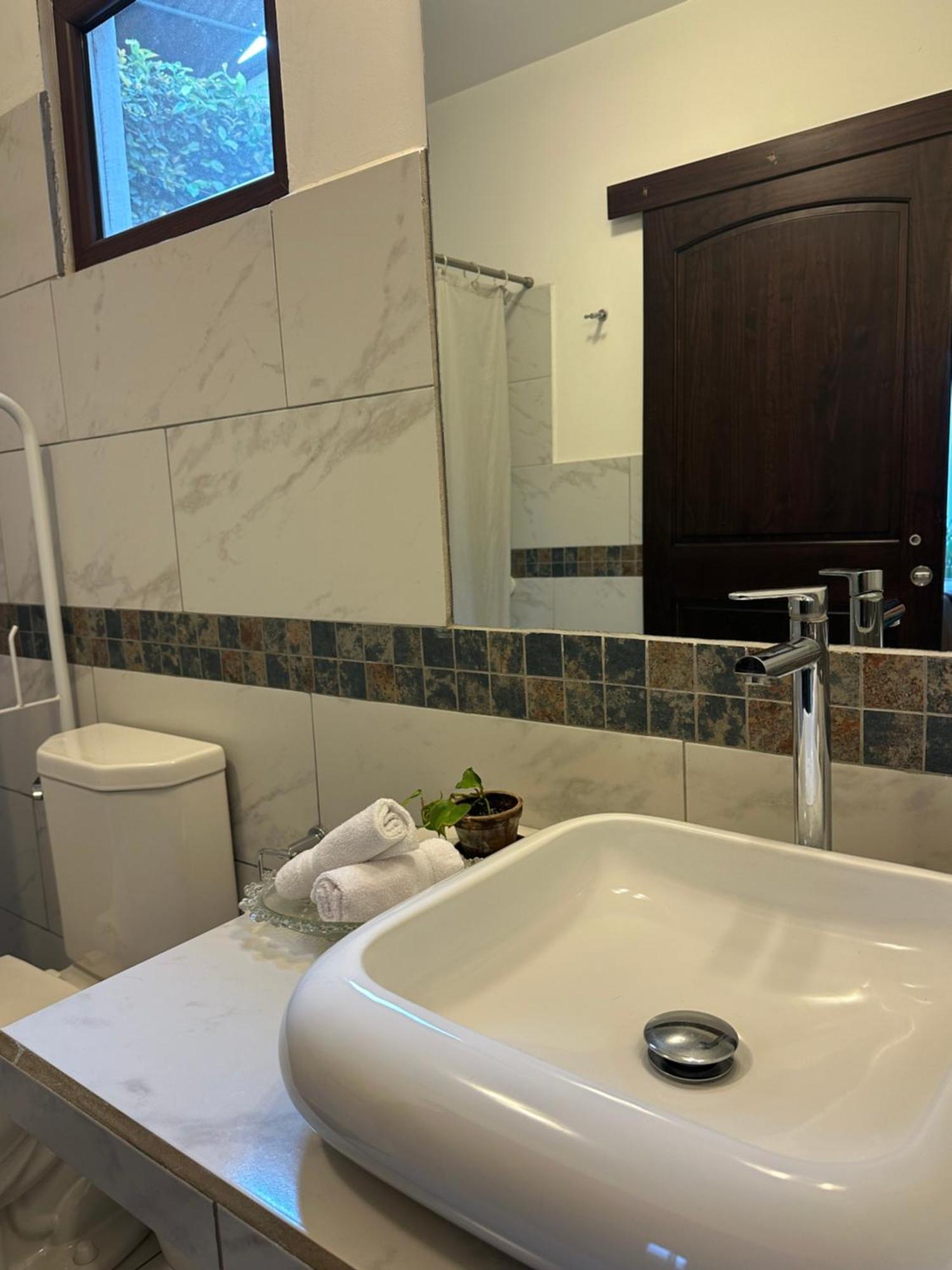 Bed and Breakfast Casa Elena Антигуа-Гватемала Экстерьер фото