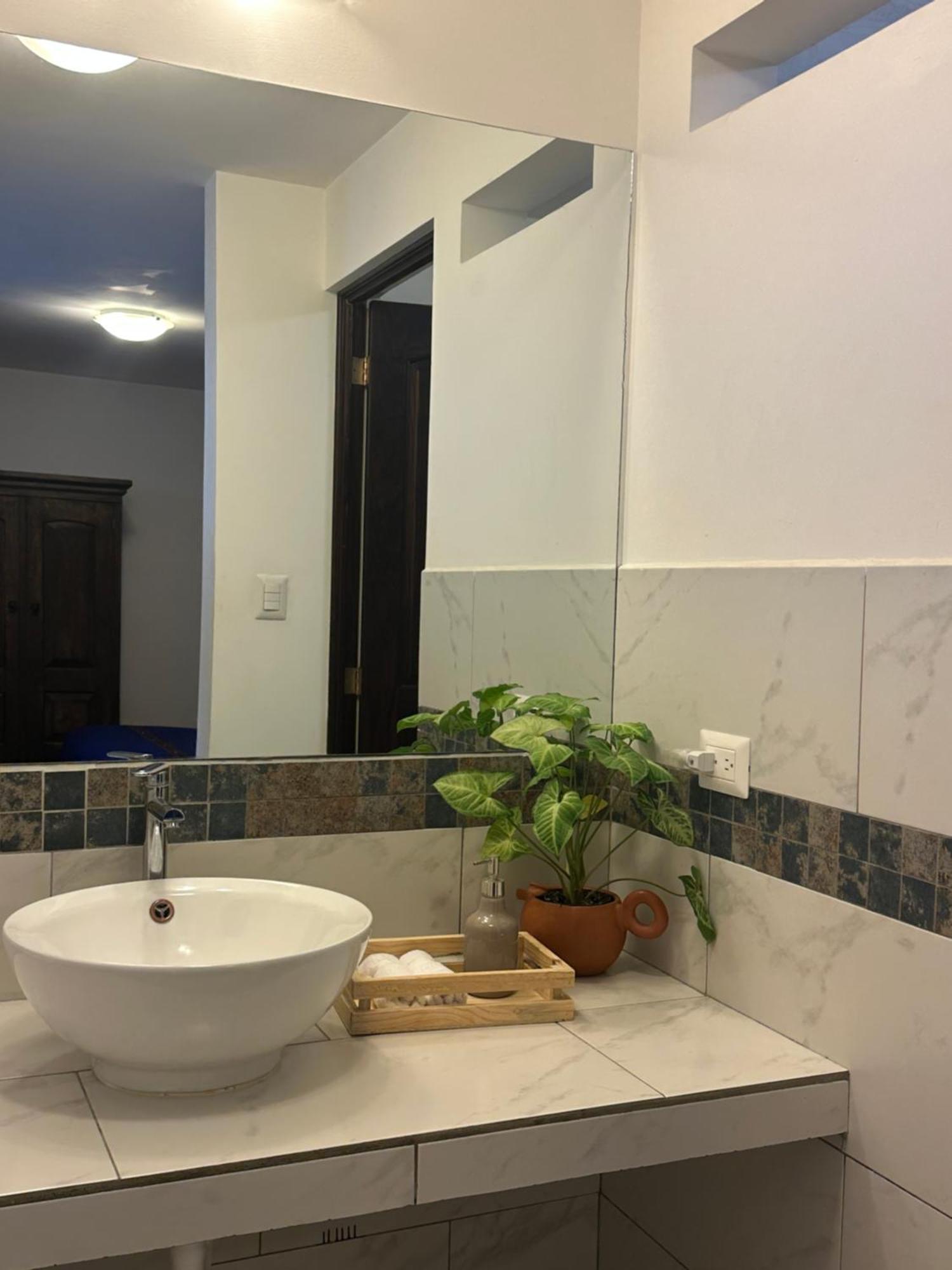 Bed and Breakfast Casa Elena Антигуа-Гватемала Экстерьер фото